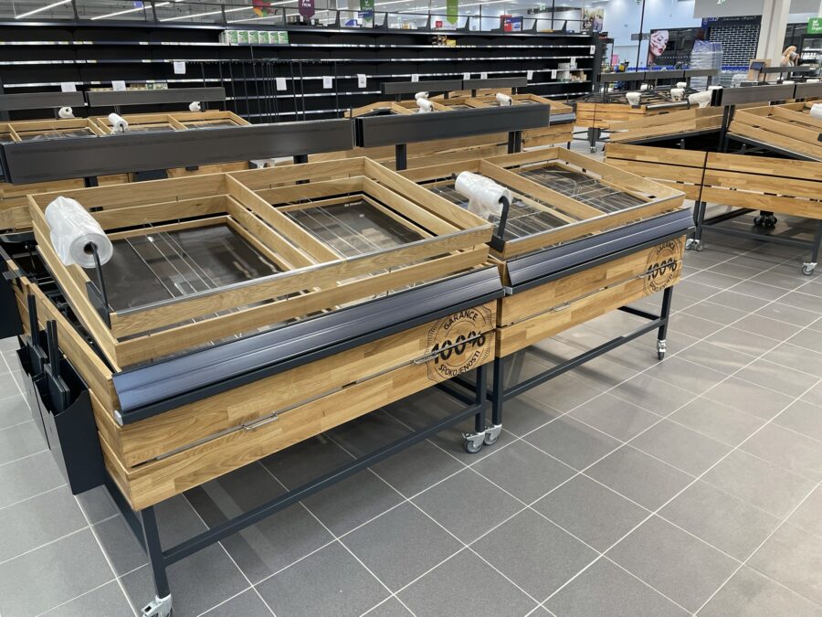 Pro Tesco jsme vyráběli stoly na pečivo, které se staly součástí prodejen Tesco.