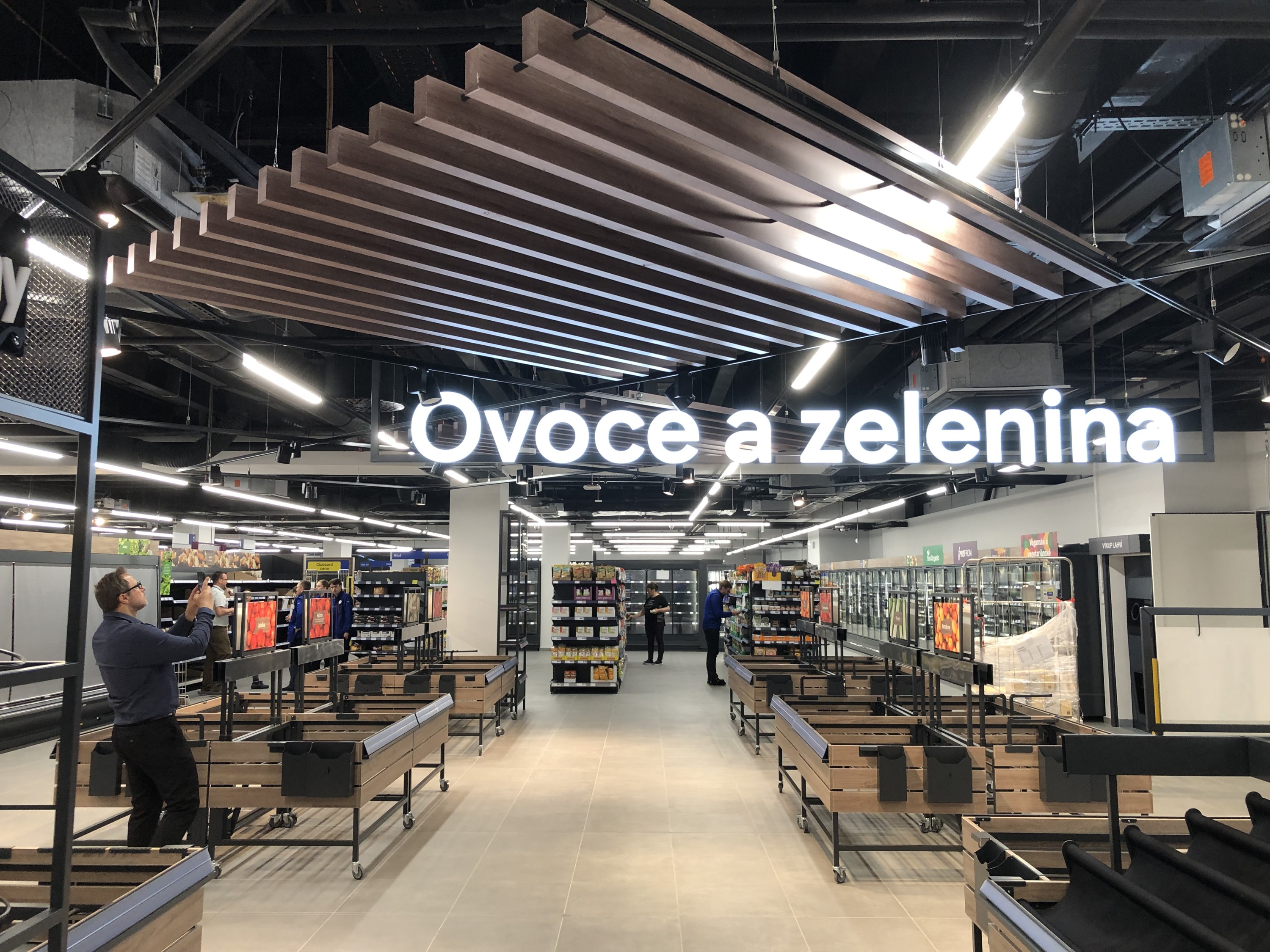 Technické/konstrukční řešení stojanů pro Tesco - zaměřeno na úsek ovoce/zelenina